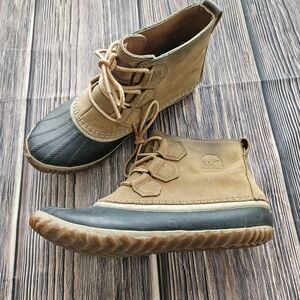 Sorel Tan and Black Duck Boots